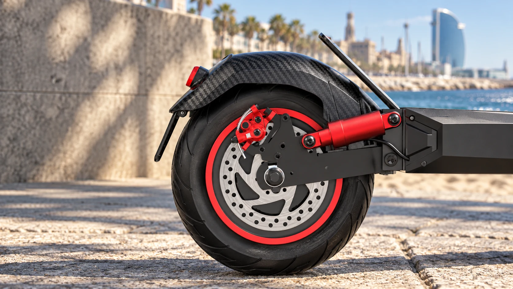 Detalle de la rueda trasera y el sistema de freno de un patinete Zwheel junto al mar