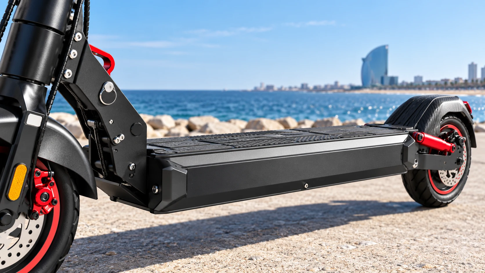 Detalle de la plataforma y el alojamiento de la batería de un patinete Zwheel