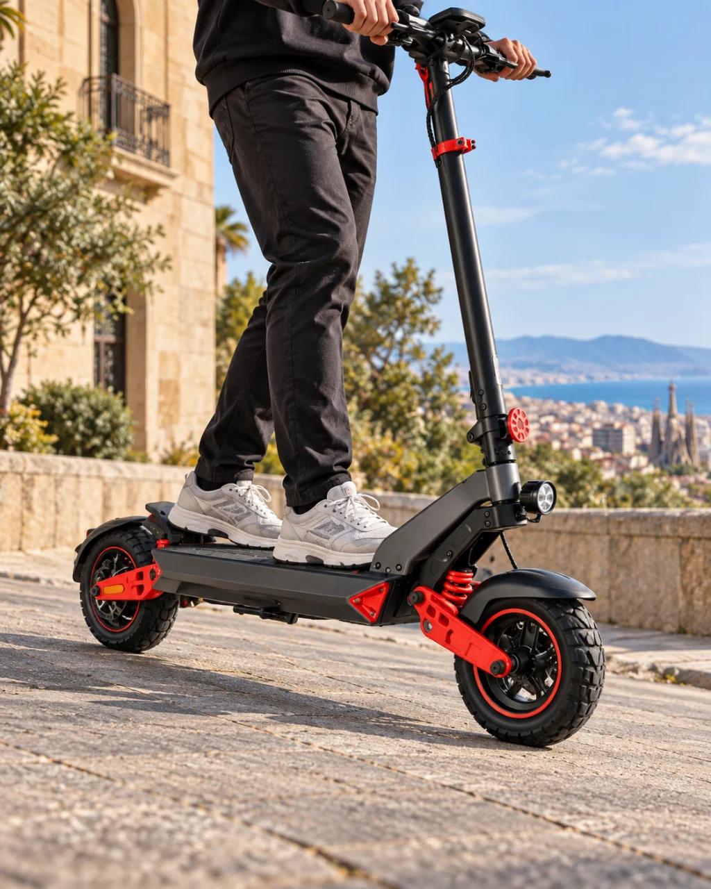Detalle de un patinete negro y rojo con un conductor sobre la plataforma