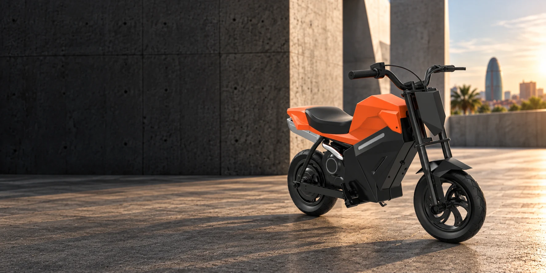 Mini moto eléctrica naranja en un patio de hormigón iluminado por el sol