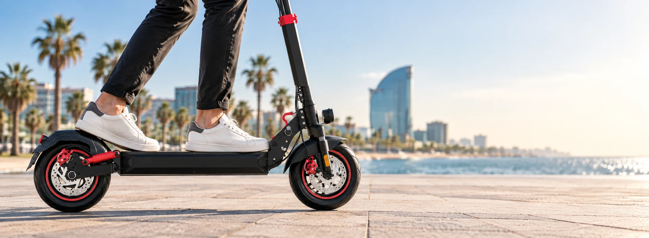 Detalle de los pies de una persona sobre un patinete Zwheel en el paseo marítimo de Barcelona