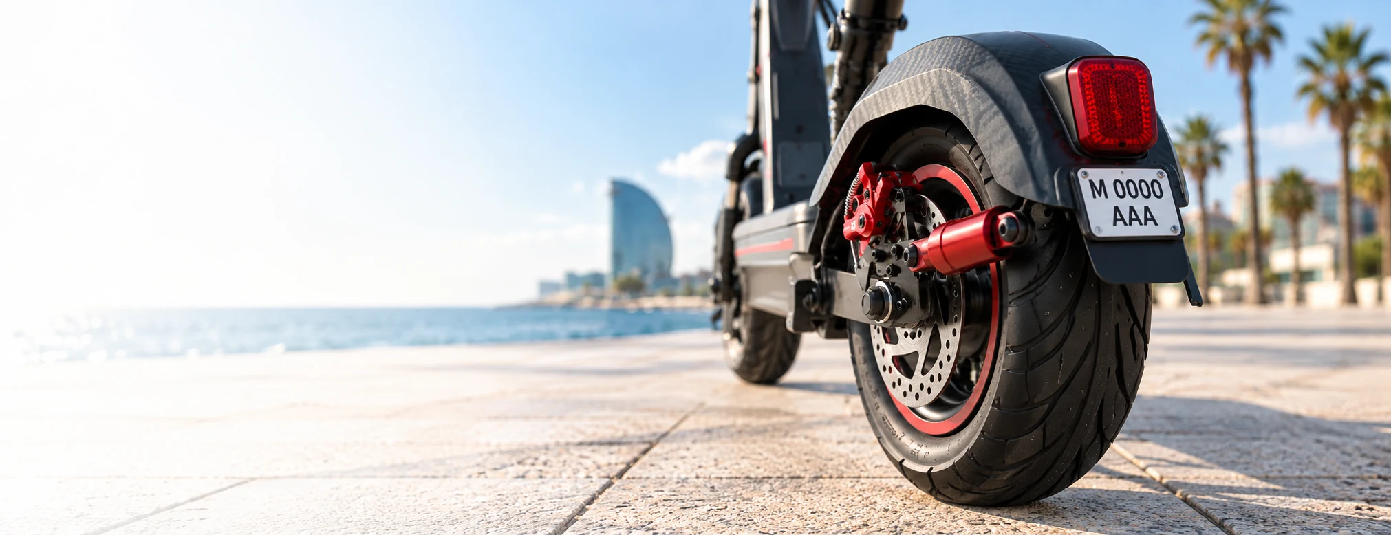 Detalle de la rueda trasera de un patinete Zwheel con una etiqueta de identificación de ejemplo en el paseo marítimo de Barcelona