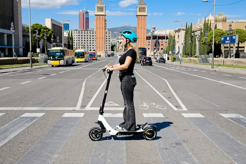 es obligatorio llevar casco en patinete