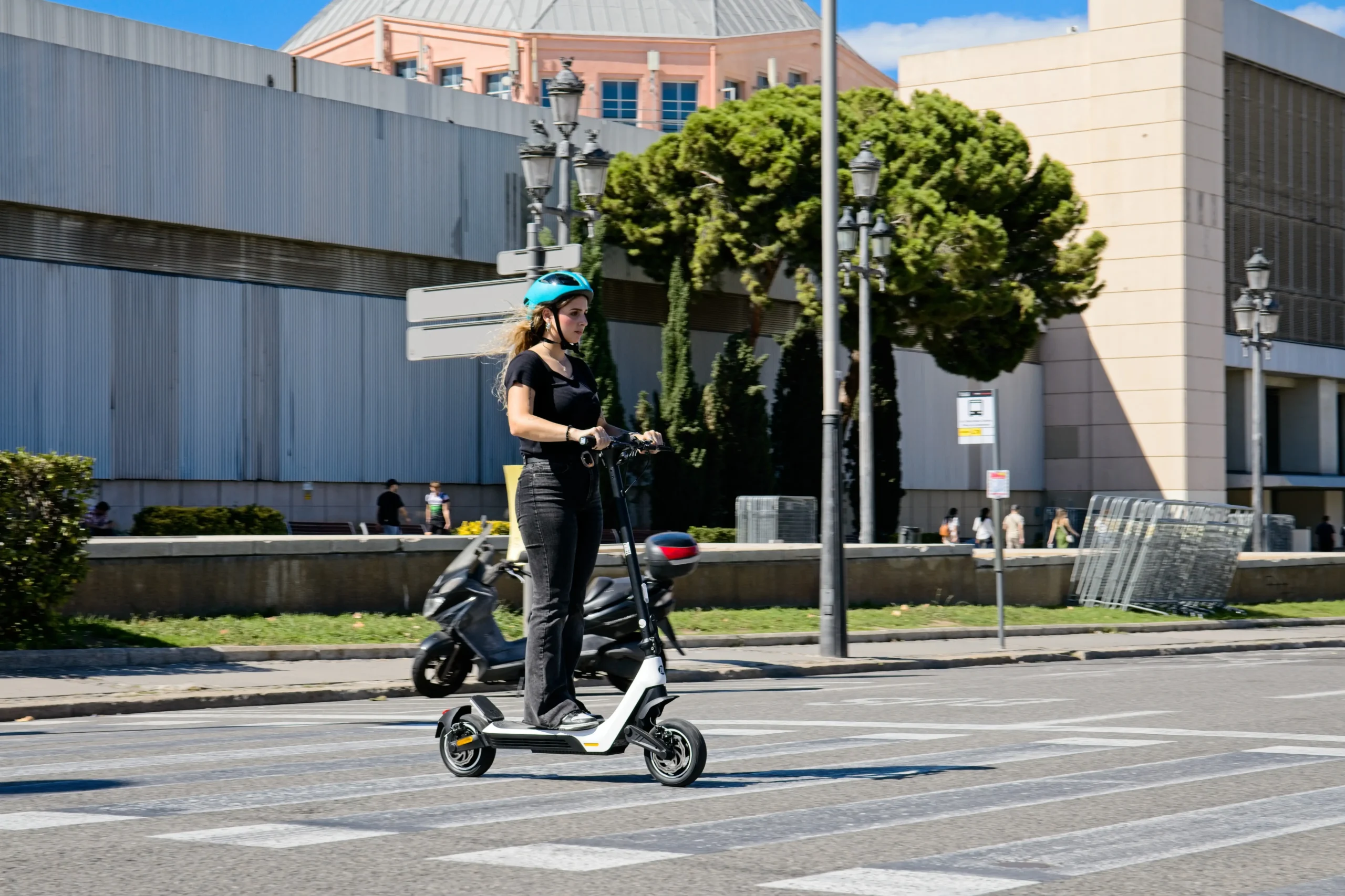 Aparcar en la ciudad es imposible… salvo si tienes un patinete eléctrico